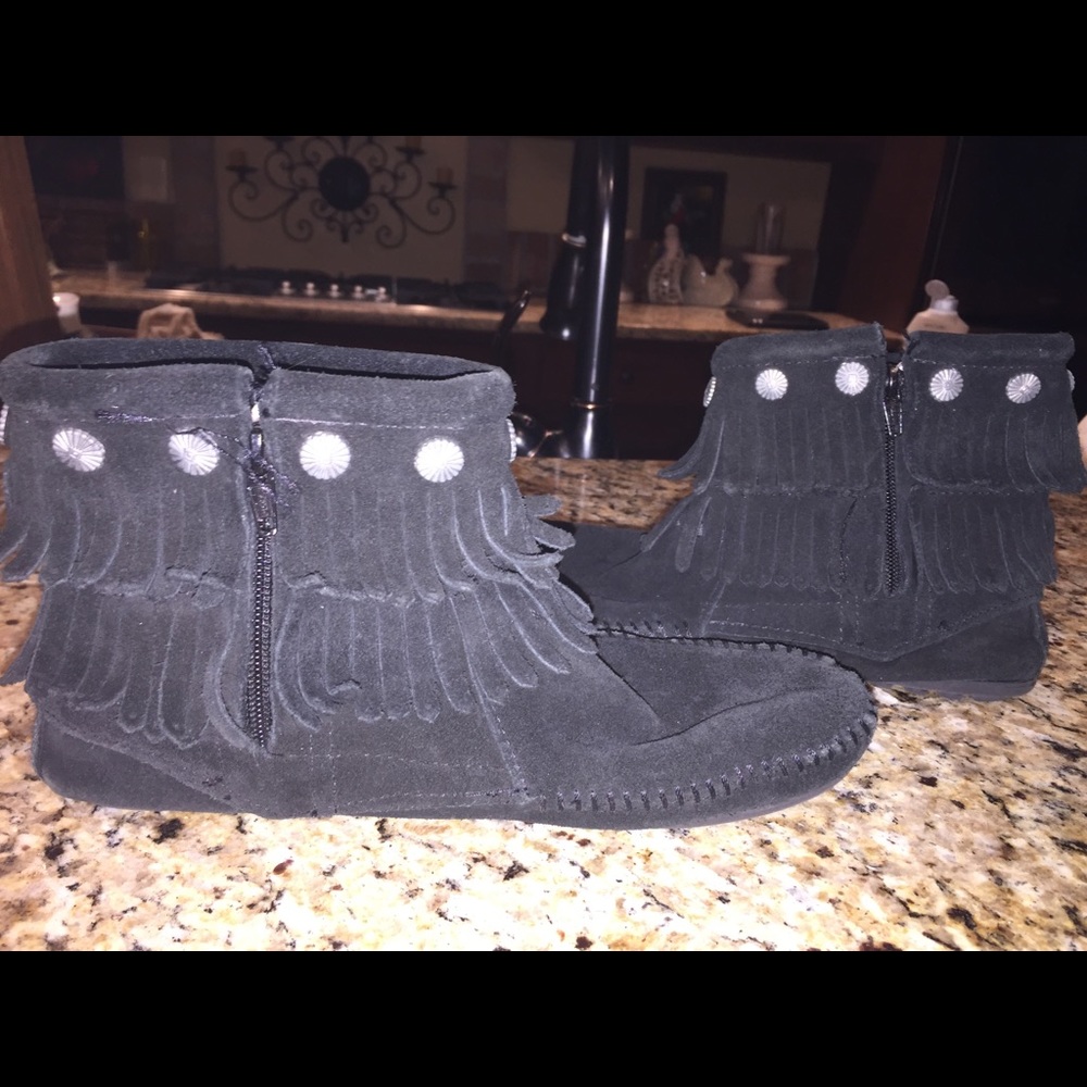 Minnetonka Black Short Fringe Boot